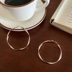 Fashion hoop earrings, women's face, suitable French temperament earrings, light luxury, high-end plain rings, French ear buckles, Yiwu