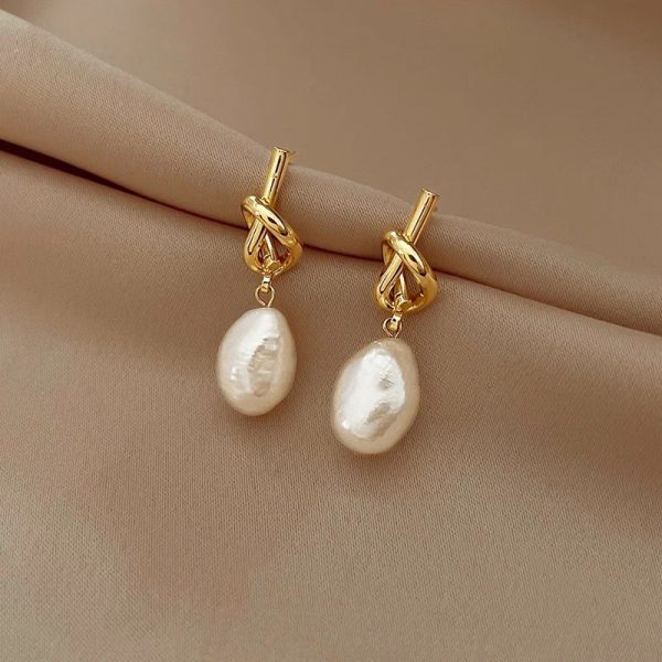 French Retro Baroque Pearl Earrings Women's 2024 New Cross-border 5elect Trendy Light Luxury Temperament Knot Earrings
