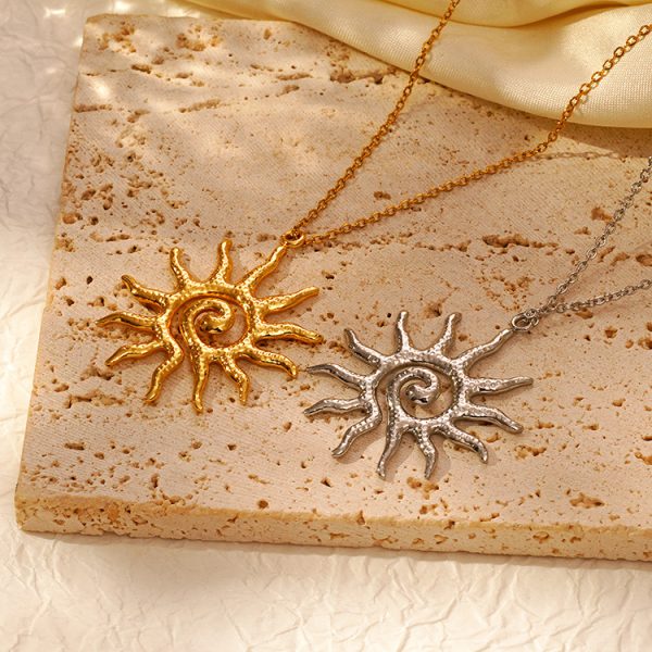 European and American cross-border Amazon popular sunflower necklace women's personality gold hollow pendant fashion simple clavicle chain
