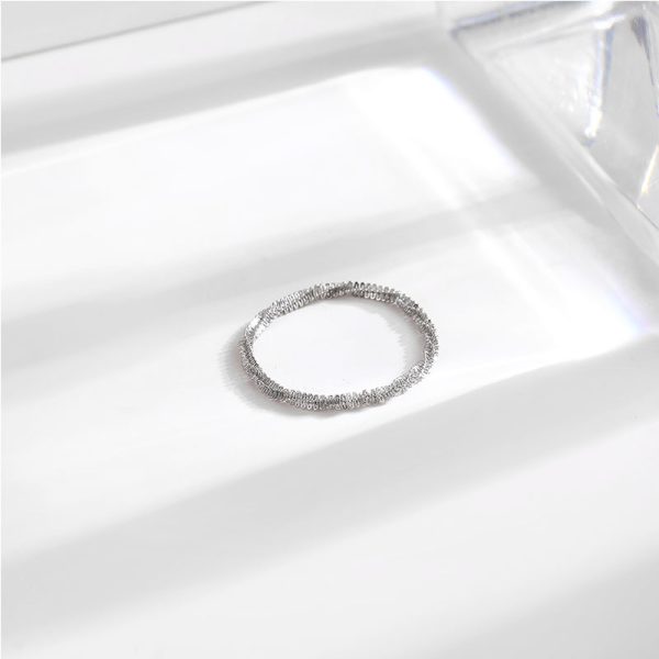 Fashion plain circle simple sparkling titanium steel ring, women's light luxury niche accessories, Korean version of jewelry - Image 3