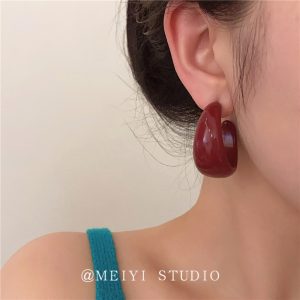 French retro white temperament, burgundy acrylic earrings, Hong Kong style, high-end, fashionable, versatile earrings, explosive trend
