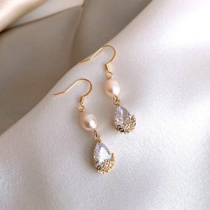 Rice grains, freshwater pearls, zircon, water drop earrings, women's French elegant temperament earrings, Korean fashion commuter earrings