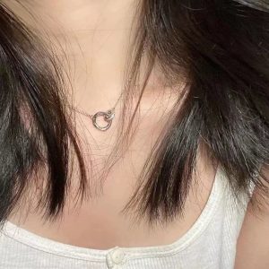Interlocking Mobius necklace women's ins light luxury high-end sense to send the boyfriend and girlfriend collarbone chain