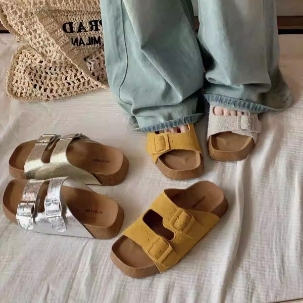 The sheepskin version of the grape mother is the same lazy person who kicks on the double-breasted beach thick-soled slippers Birkenstock slippers and girls wear them outside in summer
