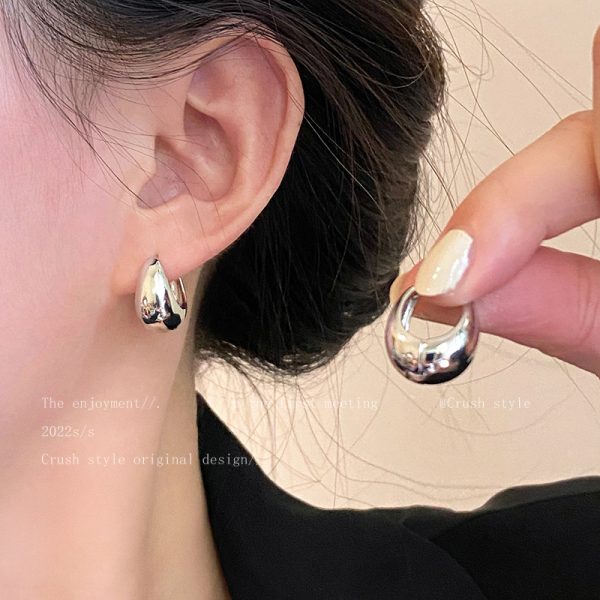 European and American French retro metal earrings women's 2023 niche design sense high-end light luxury simple gold earring earrings