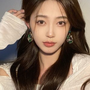 Retro high-end emerald irregular earrings women's 2023 niche design earrings Internet celebrity versatile earrings
