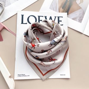 European-style retro pony mulberry silk silk scarf female Korean version is easy to wear a small square scarf, professional commuting collar scarf, thin square scarf