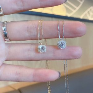 Small square diamond flash diamond necklace accessories female niche design, light luxury temperament, high-end sense ins cold wind clavicle chain