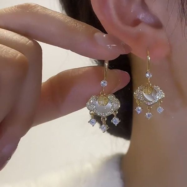 Niche design sense ethnic style zircon safety lock earrings cat's eye stone French earhook temperament versatile Fu lock earrings