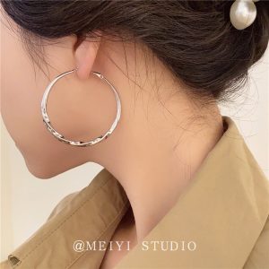 French retro twisted metal large hoop earrings high-end temperament 2025 new fashionable and versatile simple earrings