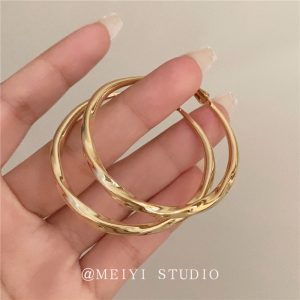 French retro twisted metal large hoop earrings high-end temperament 2025 new fashionable and versatile simple earrings