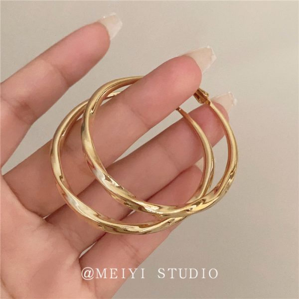 French retro twisted metal large hoop earrings high-end temperament 2025 new fashionable and versatile simple earrings - Image 3