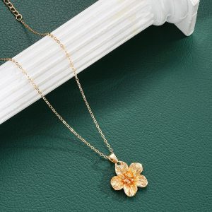 Cross-border hot selling pleated flower pendant necklace fashion personality women's metal collarbone chain simple temperament necklace