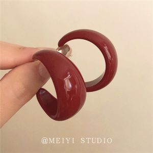 French retro white temperament, burgundy acrylic earrings, Hong Kong style, high-end, fashionable, versatile earrings, explosive trend