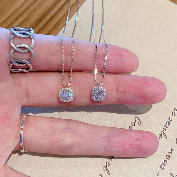 Small square diamond flash diamond necklace accessories female niche design, light luxury temperament, high-end sense ins cold wind clavicle chain