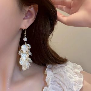 Petal tassel pearl earrings 2025 new explosive versatile light luxury earrings earhooks French temperament earrings for women