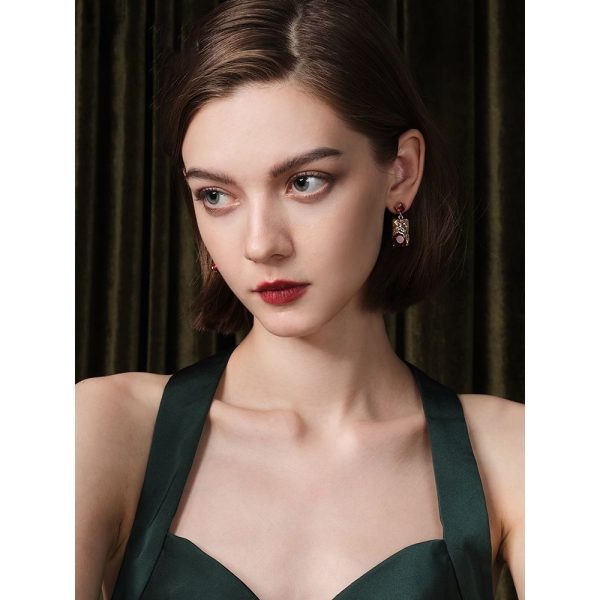 French timeless fashion earrings, 2022 new earrings, high-end light luxury niche design stud earrings for women - Image 2
