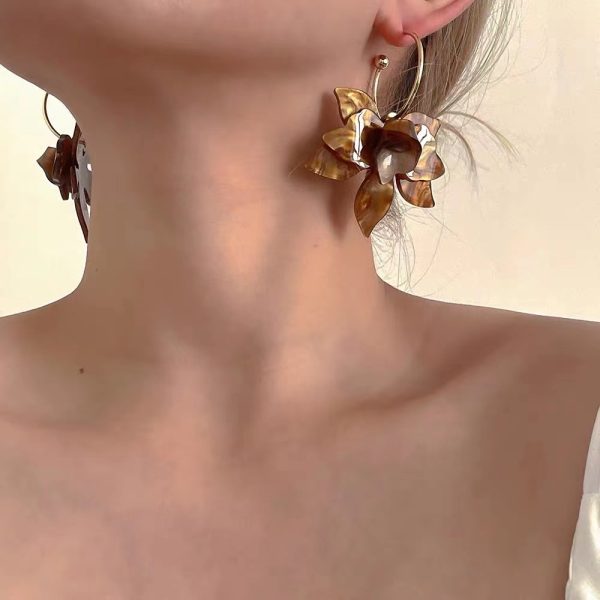 Niche design sense gardenia white coffee French vintage flower earrings Niche exaggerated petal temperament earrings - Image 4
