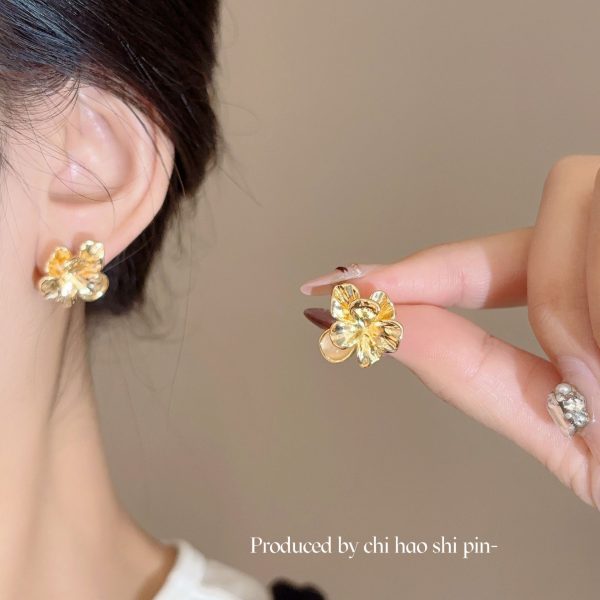 Cinnamon mist cold French retro gold three-dimensional flower earrings women's niche light luxury high-end simple and versatile earrings