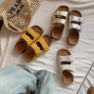 The sheepskin version of the grape mother is the same lazy person who kicks on the double-breasted beach thick-soled slippers Birkenstock slippers and girls wear them outside in summer