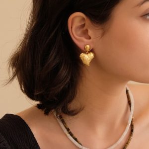 Guli Nazha has the same texture love earrings, French art retro handmade frosted love peach heart stud earrings