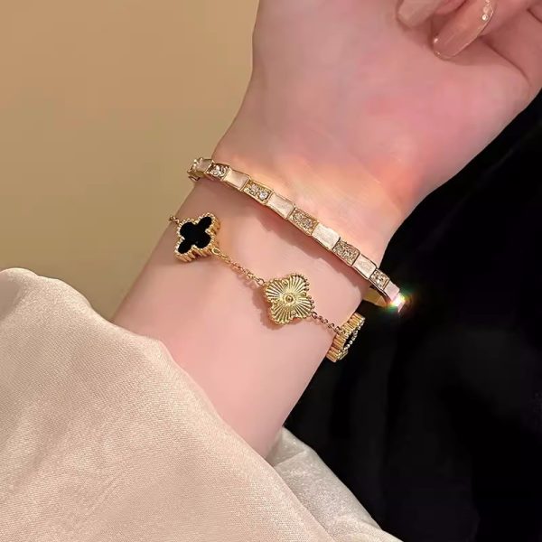 Black gold four-leaf clover bracelet women's light luxury niche delicate snake sparkling diamond flower bracelet luxury sense 2024 new style