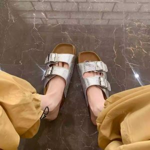 The sheepskin version of the grape mother is the same lazy person who kicks on the double-breasted beach thick-soled slippers Birkenstock slippers and girls wear them outside in summer