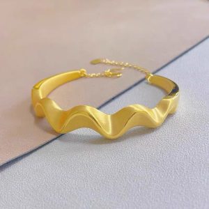 Wavy satin bracelet, Xiaohongshu's new gold-plated niche sparkling hand ornament, light luxury, personality and versatile gifts