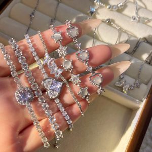 In 2025, the explosive super flash zircon bracelet women's versatile sense of luxury new Chinese retro temperament butterfly hand jewelry wholesale
