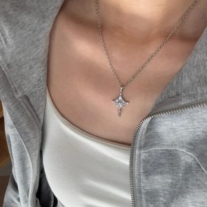 Cool feeling ice through snowflake cross zircon necklace female sweet cool style Korean personality four-pointed star titanium steel collarbone chain