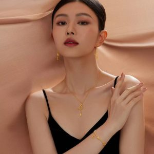 Crushed ice double-layer gourd necklace female niche design, light luxury, high-end golden color flashing exquisite clavicle chain woman
