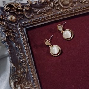 "French Town" gentle and simple, court retro cat-eye earrings, high-end vintage vintage earrings, ear clips