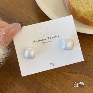 French personality explosive temperament retro niche earrings 2023 earrings versatile earrings silver needle Korean vintage earrings