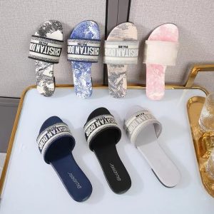 D family with the same letter embroidered slippers women's 2022 spring and summer new leather versatile flat bottom to wear beach sandals