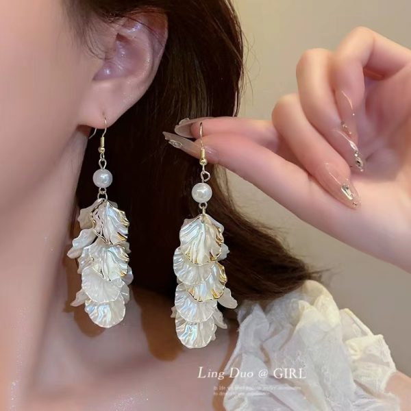 Petal tassel pearl earrings 2025 new explosive versatile light luxury earrings earhooks French temperament earrings for women