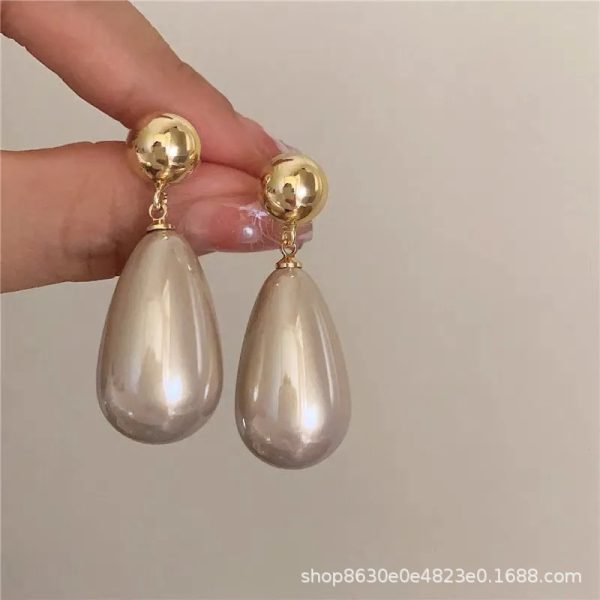 Retro little princess port style temperament water drop imitation pearl simple earrings atmospheric French versatile S925 silver earrings for women