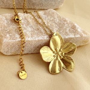 European and American high-end light luxury necklace feminine fashion flower irregular versatile titanium steel collarbone chain ins necklace