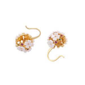 Brass plated with 18K real gold French retro elegance sweet and light luxury style cutout flower earrings new earrings