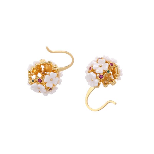 Brass plated with 18K real gold French retro elegance sweet and light luxury style cutout flower earrings new earrings - Image 5