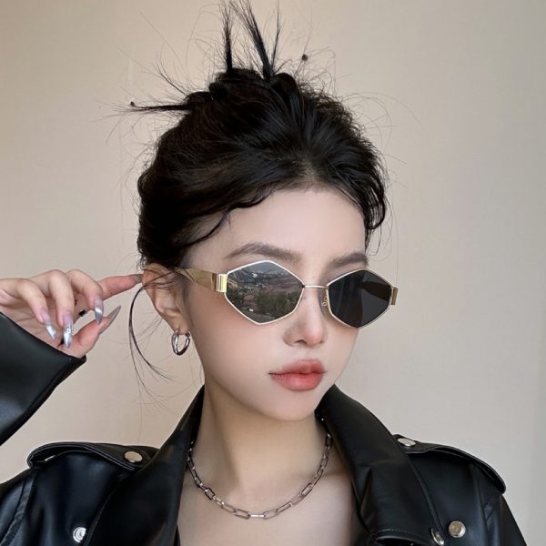 2025 New Vintage Diamond Small Face Sunglasses American Y2K Hip Hop Concave Shape Sunshade Photo Sunglasses Female - Image 4