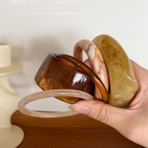 Raw coconut latte ~ irregular acrylic wide-brimmed bracelet women's niche design geometric high-end sense of ancient hand ornaments