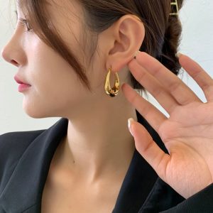Titanium steel slimming light luxury earrings, women's ins Internet celebrity French niche design, exaggerated water drop oval high-end earrings