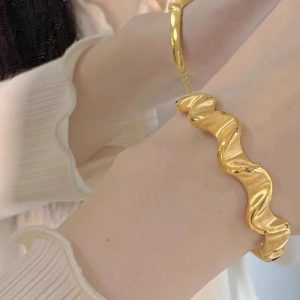 Wavy satin bracelet, Xiaohongshu's new gold-plated niche sparkling hand ornament, light luxury, personality and versatile gifts