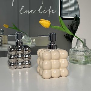 Light luxury shampoo and shower gel are bottled for household press-type lotion bottles, hotel bathroom hand sanitizer bottles are empty