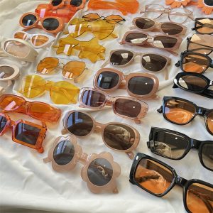 Retro milk tea, leopard print, European and American millennial sweet cool hot girl, orange sunglasses, women's Hong Kong style street photography sunscreen sunglasses