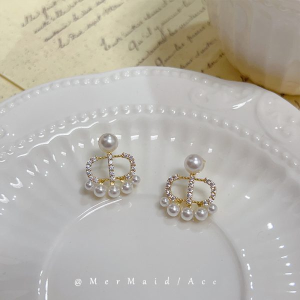 "French Girl" insomnia mermaid CD pearl earrings female stud earrings French vintage high-end small fragrance ear clips - Image 2