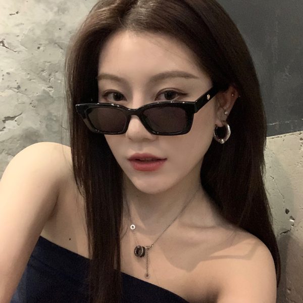 Jennie's same sunglasses women's 2022 new sunglasses European and American retro small frame Korean version of fashionable cat's eye