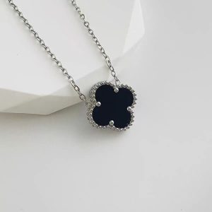 Cross-border hot sale double-sided gold four-leaf clover necklace, light luxury titanium steel non-fading jewelry, simple temperament, female clavicle chain