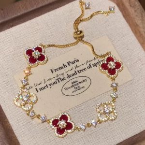 [Qi Dream Flower Oath] golden sense lucky four-leaf clover bracelet delicate white light luxury French adjustable hand ornament women