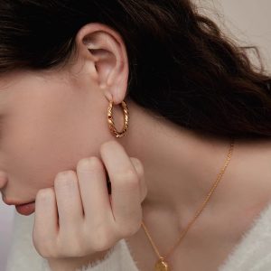 French retro innocence era oil painting, rose earrings, women's light luxury, high-end sense of exquisite Hong Kong style earrings, new earrings